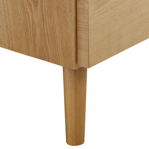 脚付きにすることで、お部屋の圧迫感を減らす効果だけでなく、掃除のしやすさも考慮しています。