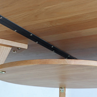 【見えない部分にも安心を】
天板裏には補強用の金属フレームを備え、日常使いにしっかり耐える堅牢な構造で、長く安心して使える信頼のつくりが施されています。