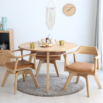 【温もりあふれる朝食時間】
ナチュラルな木の風合いが引き立つシーナシリーズのラウンドテーブルは、家族の食卓を明るく彩り、会話の弾む心地よい時間を演出してくれます。