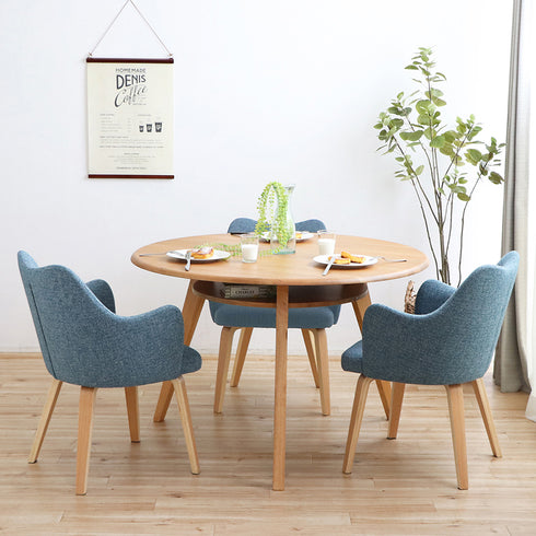 【カラーで楽しむコーディネート】
ブルー系チェアとの組み合わせで爽やかな印象に仕上がるラウンドテーブルは、天然木のナチュラルさがインテリアに優しいアクセントを添えてくれます。