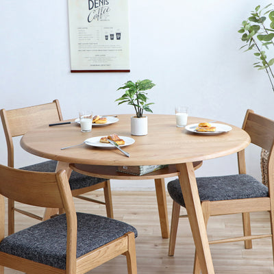 【使い勝手とデザイン性を両立】
無垢材の温もりと、足元が広々使える三本脚の設計が特徴のダイニングテーブルは、限られた空間でも快適に過ごせる工夫が詰まっています。