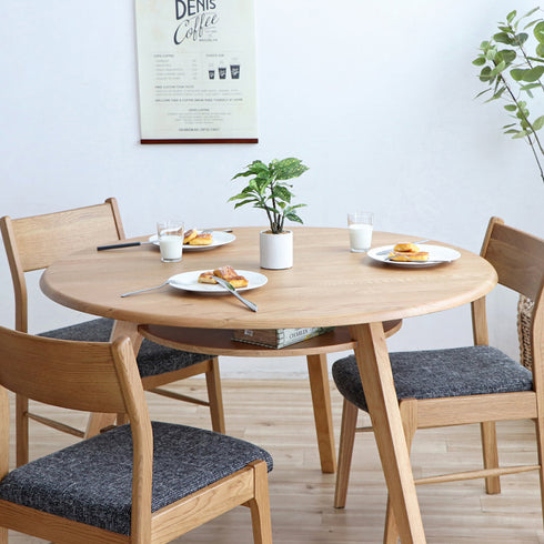 【使い勝手とデザイン性を両立】
無垢材の温もりと、足元が広々使える三本脚の設計が特徴のダイニングテーブルは、限られた空間でも快適に過ごせる工夫が詰まっています。