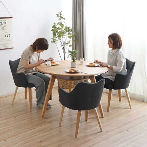 【心地よい会話が生まれる場】
優しいフォルムと落ち着いた色味のチェアが調和するラウンドテーブルは、自然と顔を合わせて会話が弾む心地よい空間を作り出します。