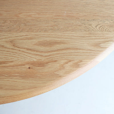 【やさしい木目の表情】
無垢材ならではの美しい木目と自然な色合いは、一点一点に個性があり、時間とともに愛着のわく家具として、暮らしに寄り添ってくれます。