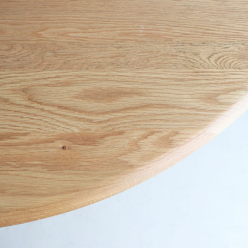 【やさしい木目の表情】
無垢材ならではの美しい木目と自然な色合いは、一点一点に個性があり、時間とともに愛着のわく家具として、暮らしに寄り添ってくれます。