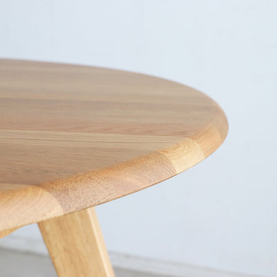 【手触りにもこだわりを】
丁寧に面取りされた丸みのある縁は、小さなお子様のいるご家庭でも安心して使える設計で、日常にやさしさと安心をプラスします。