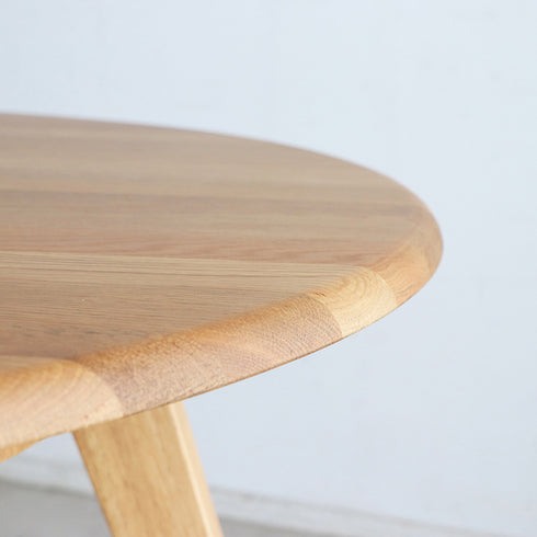 【手触りにもこだわりを】
丁寧に面取りされた丸みのある縁は、小さなお子様のいるご家庭でも安心して使える設計で、日常にやさしさと安心をプラスします。