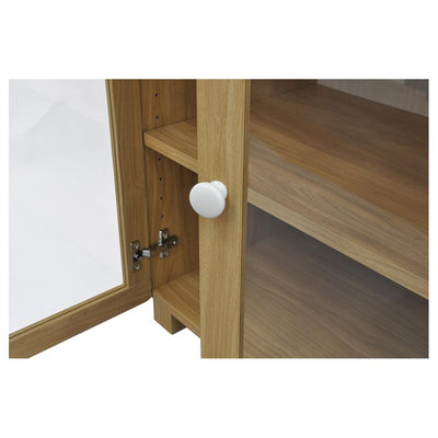 【指先に伝わる、優しいデザイン】
ナチュラルな木目に映える、コロンとした白い取っ手がデザインのアクセントとなり、毎日の開け閉めを楽しい時間に変えてくれます。