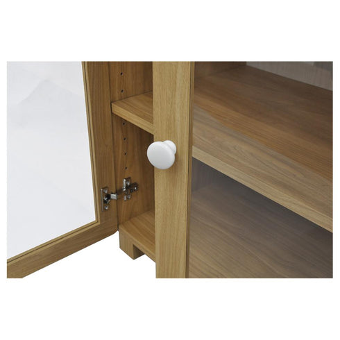 【指先に伝わる、優しいデザイン】
ナチュラルな木目に映える、コロンとした白い取っ手がデザインのアクセントとなり、毎日の開け閉めを楽しい時間に変えてくれます。