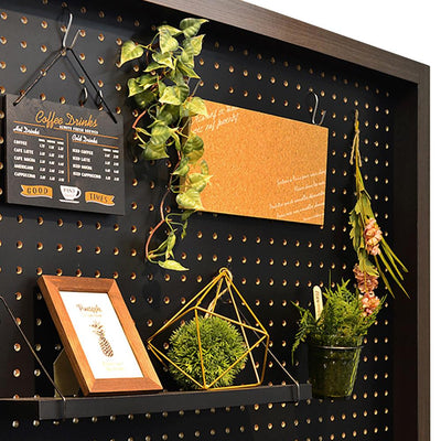 【両面使用可能な有孔ボード】有孔ボードは両面使用可能で、付属のJ型フック等を使用しお好きなインテリアを飾ることもできます。