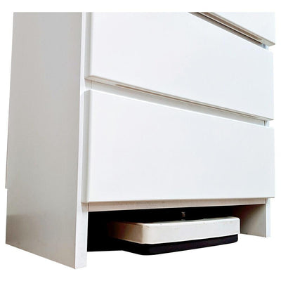 【足元にもスペース】足元にはスペースが確保しており、体重計などを収納しておけます。