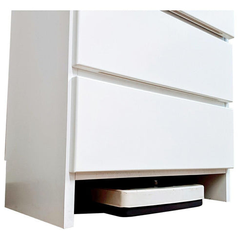 【足元にもスペース】足元にはスペースが確保しており、体重計などを収納しておけます。