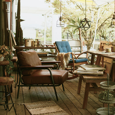 【いつもの場所を、特別な空間に】
このソファが一つあるだけで、何気ない日常がまるでカフェで過ごすような特別な時間に変わり、読書や音楽を楽しむ豊かなひとときをお届けします。