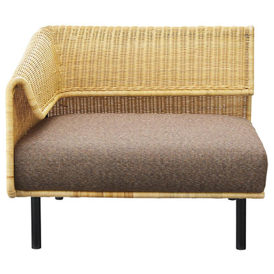 【異素材が織りなす調和】
自然素材のラタン、温かみのあるファブリック、そしてシャープなアイアンが絶妙なバランスで融合し、洗練された空間を創り出します。