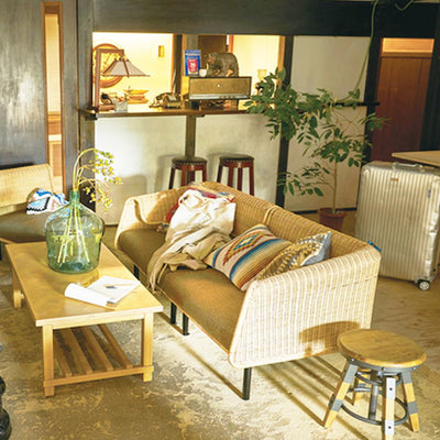 【どんな部屋にも馴染むデザイン】
異素材の組み合わせが空間に抜け感を与え、和室洋室を問わず、あなたのインテリアにすっと溶け込みます。