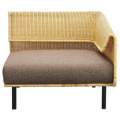 【身を預ける、心地よい時間】
さらりとした手触りのニュアンスカラーの座面は、ボリュームたっぷりで、ずっと座っていたくなる快適な座り心地です。