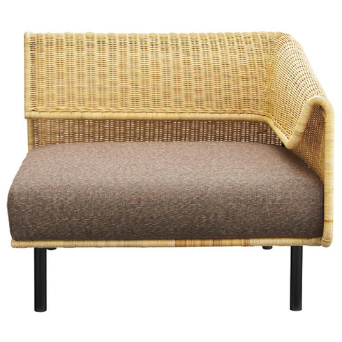 【身を預ける、心地よい時間】
さらりとした手触りのニュアンスカラーの座面は、ボリュームたっぷりで、ずっと座っていたくなる快適な座り心地です。