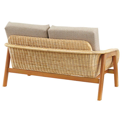 【後ろ姿まで美しい、完璧な造形】
職人の手仕事が光る美しいラタンの編み込みと、流れるような天然木のフレームが織りなす優雅な後ろ姿は、お部屋の間仕切りとしても最適で、360度どこから見ても絵になる空間を創り上げます。