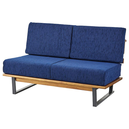 【鮮やかなブルーのクッション】鮮やかなブルーのクッションが特徴的な「メネス」の2人掛けソファです。