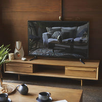 【暮らしに溶け込むデザイン】テレビ周りをすっきり見せながら、お気に入りの小物で自分らしい空間を演出できます。