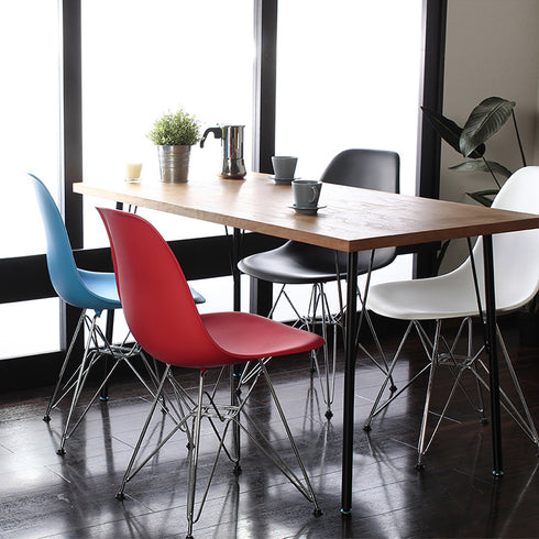 【ダイニングを彩る主役】
木製テーブルとの相性も抜群なこのチェアは、カフェのようなおしゃれな空間を演出し、日常の食卓を特別な時間へと変えてくれます。