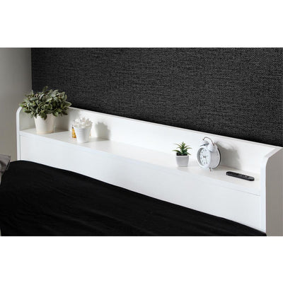 【小物が映える上質な白】
目覚まし時計や観葉植物などの小物も映える、クリーンでナチュラルなホワイトの棚が、毎朝の目覚めを心地よく演出してくれます。