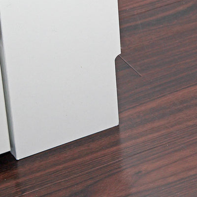 【丁寧な仕上げが魅力】
巾木よけのカット加工が施されたサイドパネルで、壁にぴったりつけて設置できる、実用性と見た目の美しさを兼ね備えています。