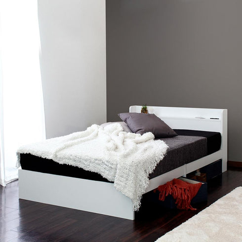 【ベッド下を賢い収納スペースに】
フレーム下の空間を有効活用し、市販の収納ボックスを置けば、季節物のかさばる衣類やリネン類もすっきり片付き、お部屋が広々と使えます。