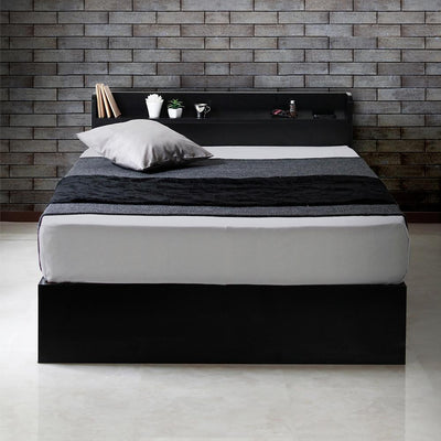 【シックで落ち着いた寝室へ】
光の加減で表情を変えるブラックは、お部屋の印象をぐっと引き締め、一日の終わりを過ごす寝室に、上質で落ち着いた雰囲気をもたらします。