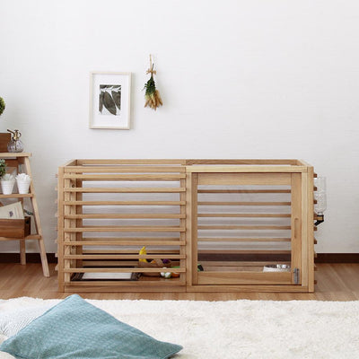 【暮らしになじむ美しさ】
天然木の質感が際立つルーバーデザインで、ペットケージでありながらインテリアとしても空間に自然に溶け込み、使うほどに愛着が湧く美しさを持っています。