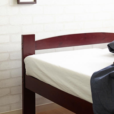 【低め設計で圧迫感なし】
ヘッドボードは控えめな高さに仕上げられているため、厚手のマットレスを置いても圧迫感がなく、お部屋を広々と見せてくれます。