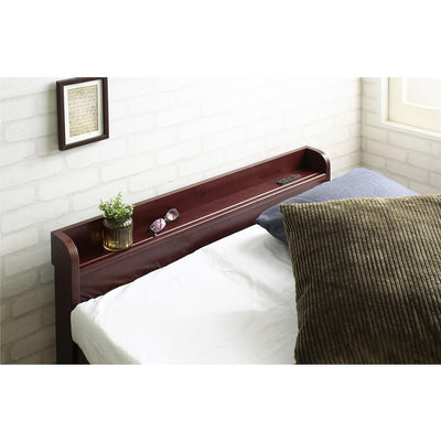 【枕元すっきり、便利な棚付き】
スマートフォンやメガネ、お気に入りの本も置ける便利な棚と2口コンセントが、ベッド周りをすっきりと整え、就寝前のリラックスタイムを充実させます。