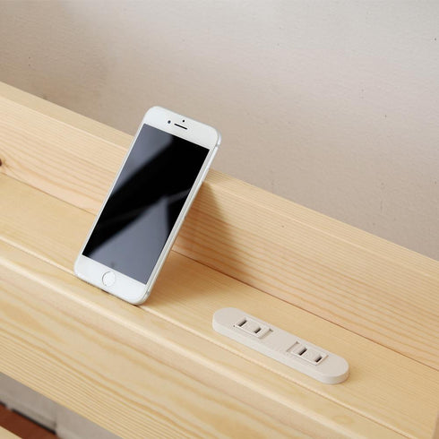 【スマホの定位置、見つけた】
ヘッドボードの棚に設けた便利な溝は、スマートフォンを立てかけるのにちょうど良く、動画鑑賞や通知の確認もスムーズに行えます。