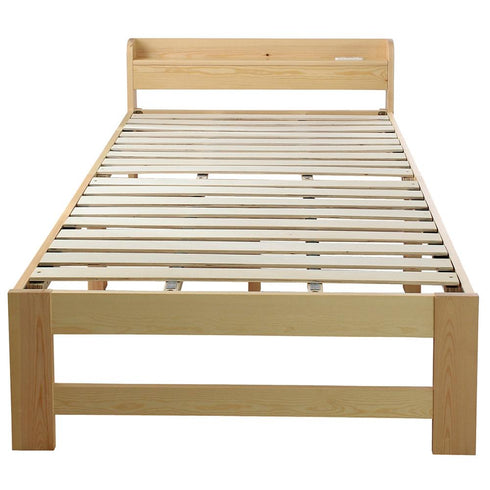 【暮らしに馴染む、天然パイン材】
きめ細やかな木肌を持つロシア産パイン材を贅沢に使い、どんなお部屋にも溶け込む自然な風合いが、くつろぎの時間を生み出します。