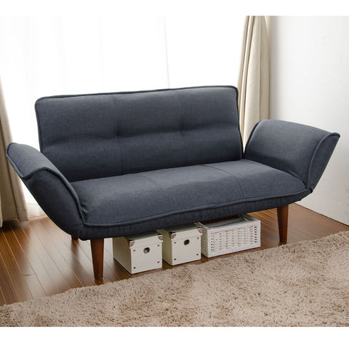 【暮らしに馴染む機能美】
ソファ下の高さは15cmあるのでお掃除もスムーズで、収納スペースとしても活用できる、コンパクトながら暮らしを豊かにする一台です。