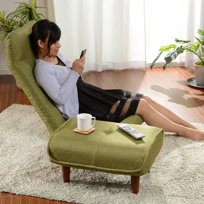 【足を伸ばして、心もほどける時間】
ソファとオットマンを繋げれば、まるでカウチソファのように足を伸ばして座れ、読書や映画鑑賞など、おうち時間がもっと豊かになります。