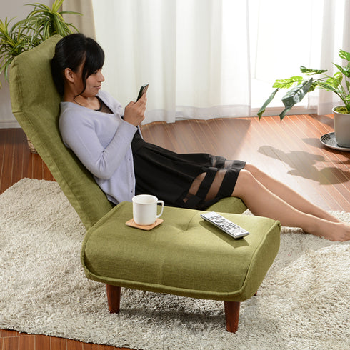 【足を伸ばして、心もほどける時間】
ソファとオットマンを繋げれば、まるでカウチソファのように足を伸ばして座れ、読書や映画鑑賞など、おうち時間がもっと豊かになります。