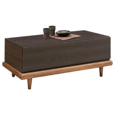 【美しい木目】お部屋の中心を美しい木目調テーブルで彩ってみてはいかがでしょう。