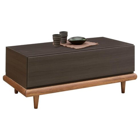 【美しい木目】お部屋の中心を美しい木目調テーブルで彩ってみてはいかがでしょう。