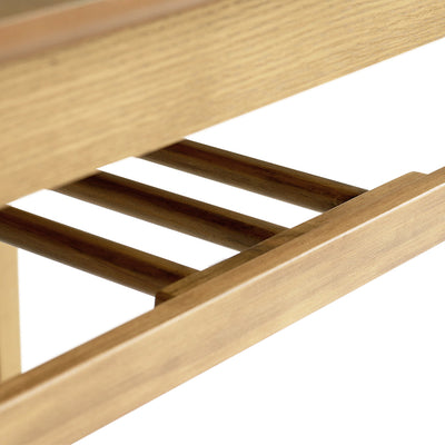 【テーブルが広々使える棚】
天板の下には雑誌やリモコンなどをすっきり収納できる棚があり、食事の準備や片付けの際にさっと物を置けるので、限られたスペースでもテーブルの上はいつも広々と使えます。