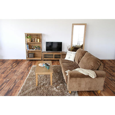 【統一感あるおしゃれ空間に】
木目調の家具と相性抜群のラシックソファは、ナチュラルで落ち着きのあるリビングコーディネートに最適です。