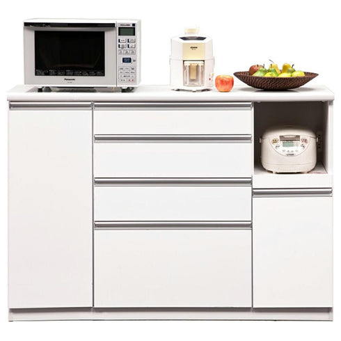 【清潔感で彩る、快適キッチン】
表面は汚れが落ちやすいEBコート仕上げで、傷や熱、水にも強いメラミン天板は、毎日のお手入れをぐっと楽にし、ソフトクローズ機能が静かで上質な使い心地を演出することで、いつも美しく快適なキッチン空間があなたのものになります。