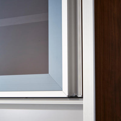 【ソフトクローズ仕様】開き扉はソフトクローズ仕様となっており、ゆっくり閉まります。