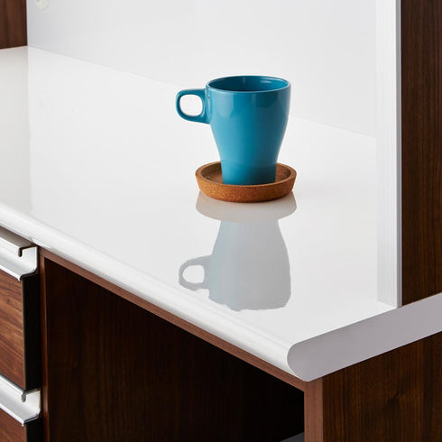 【耐久性に優れたカウンター天板】カウンター部の天板には、耐久性に優れたメラミン材を採用。