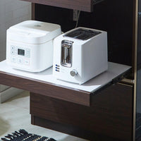 【蒸気の出る家電も快適に使える工夫】炊飯器やトースターを置くのに最適なスライド棚は、使う時だけ手前に引き出せるので、熱や蒸気がこもる心配なく快適にお使いいただけます。