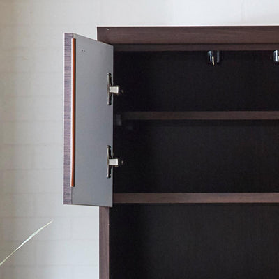 【ゆっくり閉まる、静かな時間】
扉には衝撃を和らげるソフトクローズ機能を搭載しており、バタンと閉まる大きな音を立てないので、家族が使う時間を気にせず食器を出し入れできます。