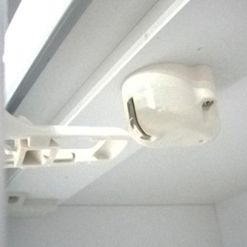 【万が一の揺れに備える安心設計】
地震の揺れを感知すると自動で扉をロックする耐震ラッチが、あなたと家族、そして大切な食器をもしもの危険から守り、日々の暮らしに大きな安心を届けます。