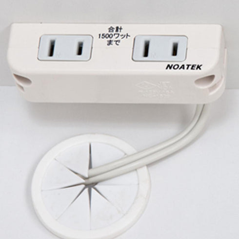 【スマートな配線で見た目も綺麗】
家電スペースには合計1500Wまで使える2口コンセントを完備し、電子レンジとケトルなどを同時に使う際も、足元のコードでごちゃつくことなくスマートに配線できます。