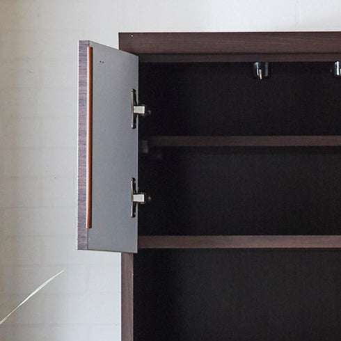 【上質な使い心地を毎日体感】
扉はゆっくり静かに閉まるソフトクローズ仕様で、食器を出し入れする際の音や衝撃を気にすることなく、上質な使い心地を毎日体感できます。