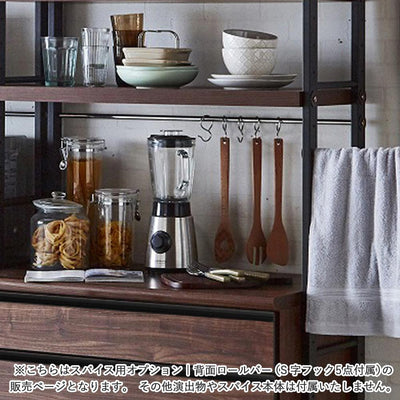 【魅せる収納でキッチンを彩る】
よく使うお玉やフライ返しをさっと手に取れる場所に掛けておけば、調理の効率が上がるだけでなく、お気に入りのツールがキッチンの素敵なアクセントになる、カフェのような見せる収納が完成します。